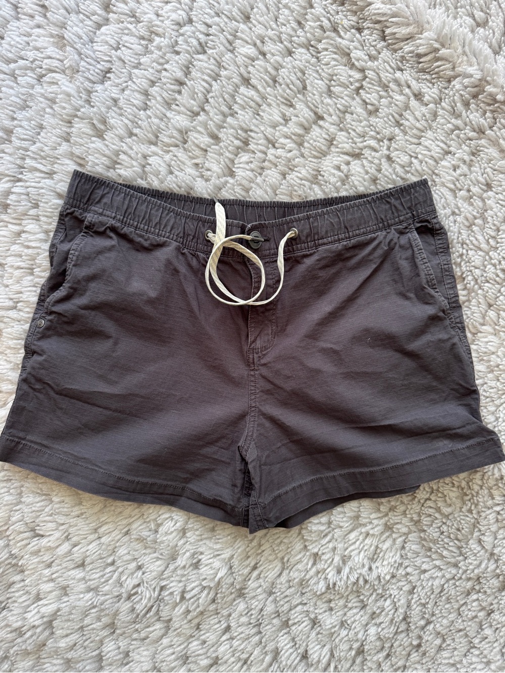 Vuori The Rise The Shine Organic Cotton Drawstring Shorts Gray. Women’s Large